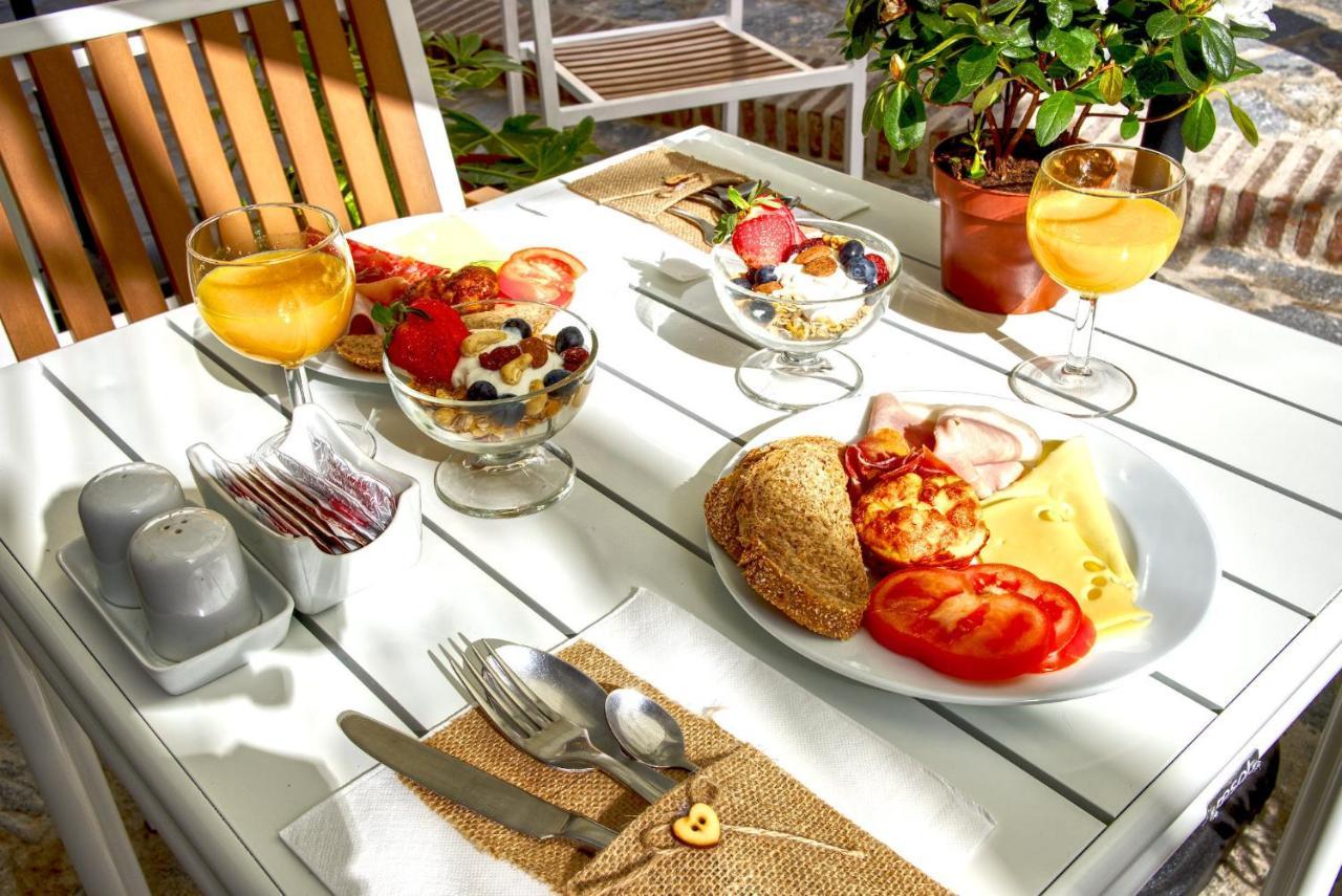 La Vieja Botica Bed & Breakfast Canillas de Aceituno Luaran gambar